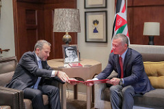 جلالة الملك عبدالله الثاني يستقبل وزير الخارجية والمغتربين اللبناني جبران باسيل، مبعوث الرئيس اللبناني، ويتسلم دعوة لحضور القمة العربية التنموية الاقتصادية والاجتماعية التي تعقد في بيروت كانون الثاني المقبل