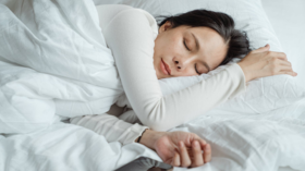 طبيب يكشف عن ساعات النوم المثالية للتمتع بصحة جيدة