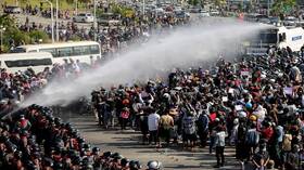 ميانمار.. تواصل المظاهرات والشرطة تستخدم خراطيم المياه لتفريق المتظاهرين
