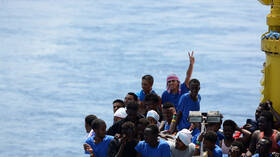 سفينة تقل مئات المهاجرين تائهة في 