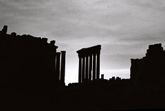 soleil couchant sur le tempe de Baalbek (Liban)