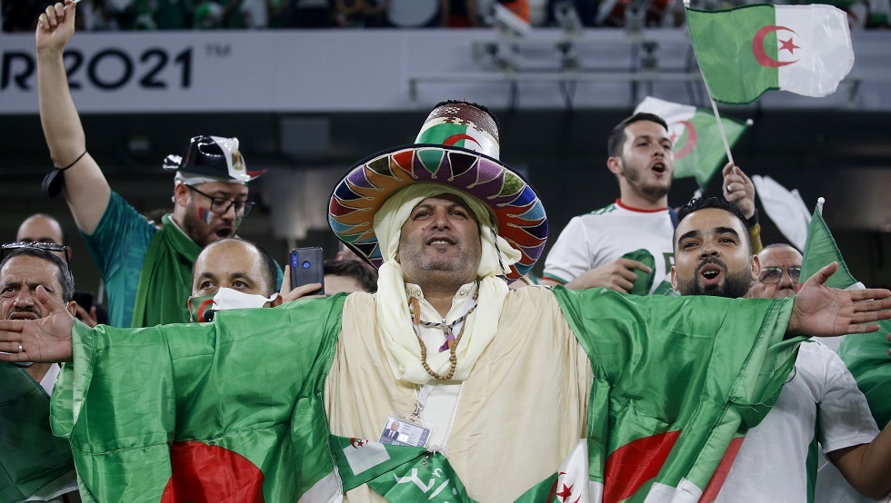 شاهد.. امرأة تعد بهدية خاصة للاعب جزائري في حال الفوز على المغرب