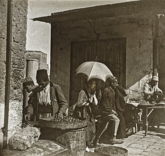 La femme à l'ombrelle, the woman with an umbrella. Stereographic photo (right view) tagged "Beyrouth" (Beirut) circa 1920.