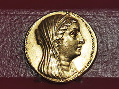 moneda octodracma de la reina Berenice II de Oro Beirut Líbano 246 221 a C Museo de Madrid exposicion Las Hijas del Nilo Palacio de las Alhajas Madrid