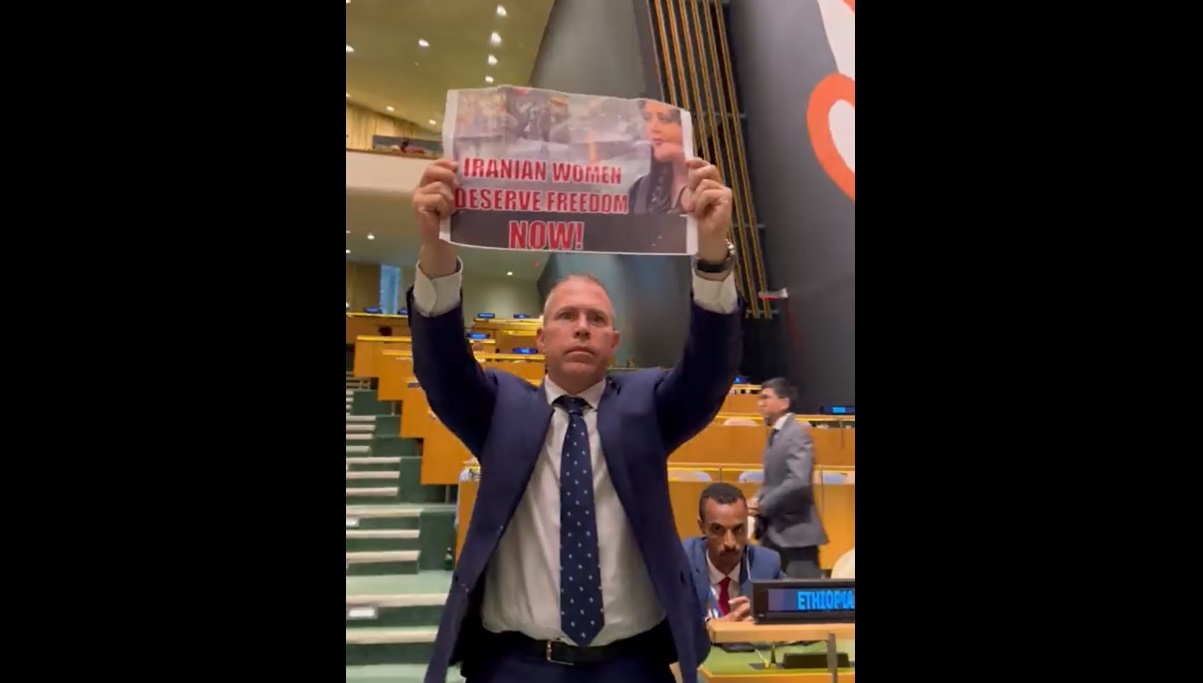 توقيف مندوب إسرائيل لدى الأمم المتحدة بعد احتجاجه ضد كلمة رئيسي ورفع صورة لمهسا أميني