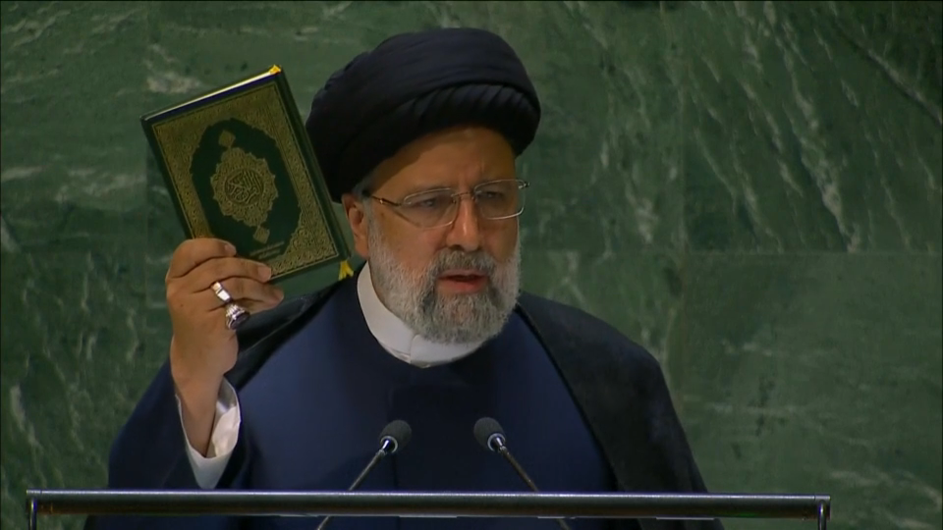 الرئيس الإيراني يرفع القرآن الكريم أمام الجمعية العامة للأمم المتحدة استنكارا لتدنيسه (فيديو)