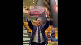 توقيف مندوب إسرائيل لدى الأمم المتحدة بعد احتجاجه ضد كلمة رئيسي ورفع صورة لمهسا أميني