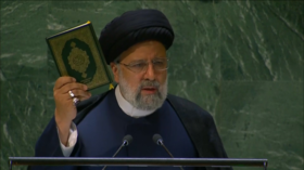الرئيس الإيراني يرفع القرآن الكريم أمام الجمعية العامة للأمم المتحدة استنكارا لتدنيسه (فيديو)