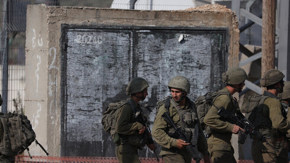 القوات الإسرائيلية تشن حملة مداهمات واسعة وتعتقل العشرات في مدن وقرى الضفة الغربية
