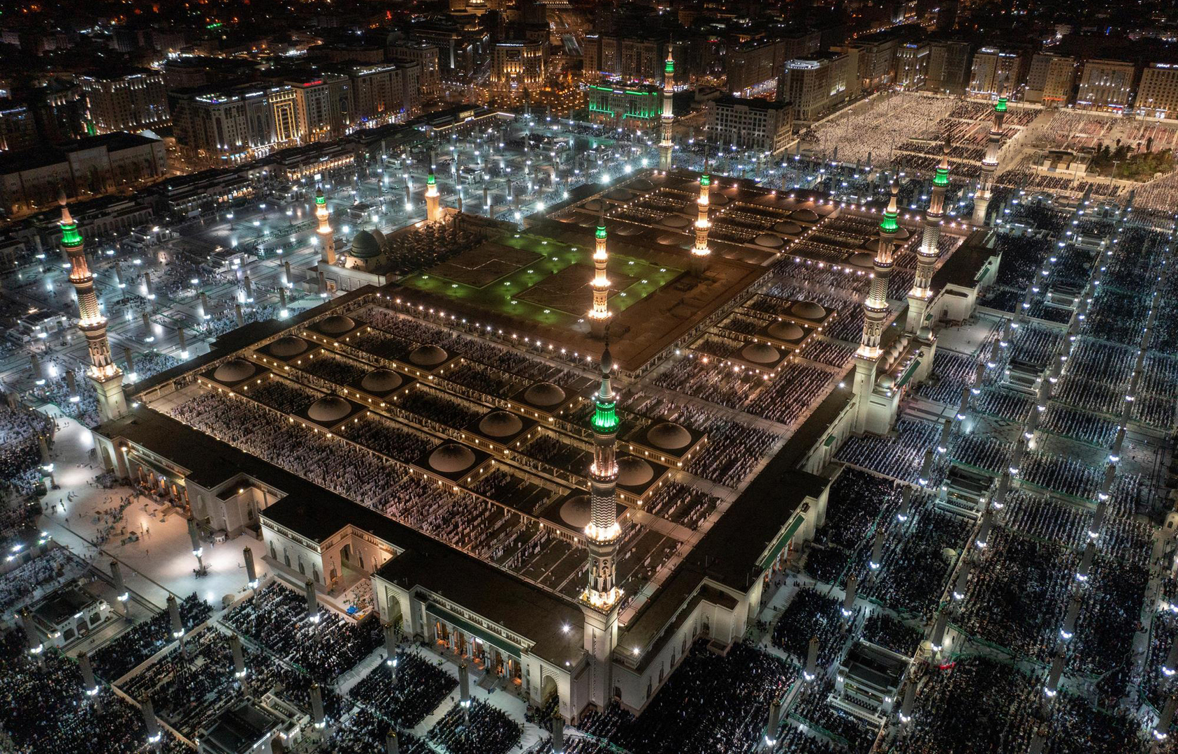 السعودية.. قس مصري سابق معتنق للإسلام يكشف عن شعوره بتواجده في الحرم النبوي الشريف (فيديو)